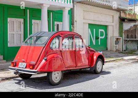 Glänzend rot Citroën 2CV in den Straßen von Willemstad, Curacao Stockfoto