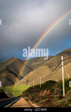 Big Sur Regenbogen entlang der Autobahn Eins Stockfoto