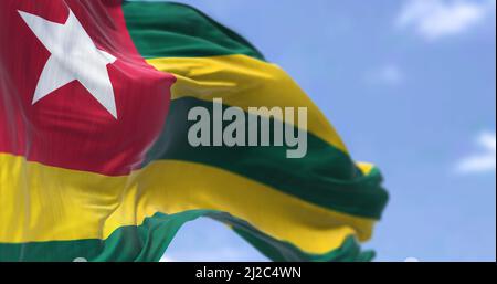 Detail der Nationalflagge Togos, die an einem klaren Tag im Wind winkt. Togo ist ein Land in Westafrika. Selektiver Fokus. Stockfoto