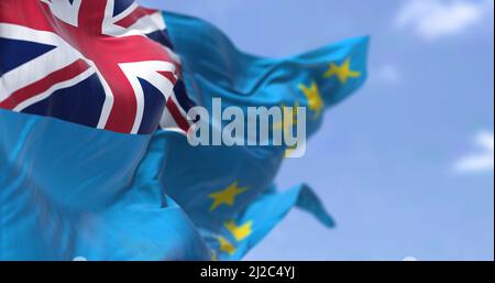 Detail der Nationalflagge von Tuvalu, die an einem klaren Tag im Wind winkt. Tuvalu i ist ein Inselstaat in der polynesischen Subregion Ozeanien im P Stockfoto