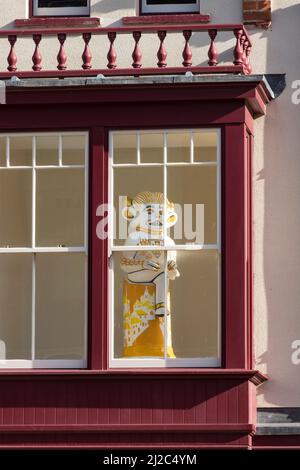 Yellow Belly Imp Lincoln Imp im Fenster mit Blick auf die Sincil Street Lincoln City 2022 Stockfoto