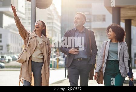 Kein Körper kann uns aufhalten. Aufnahme einer Gruppe von Kollegen, die zusammen herumlaufen. Stockfoto