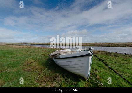 Weißes Boot am Ufer Stockfoto