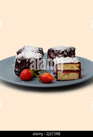 Traditionelle australische lamington Kuchen mit Erdbeermarmelade, Schokolade und Kokosflocken. Keto freundliches Low Carb Rezept mit Mandelmehl gemacht. Stockfoto