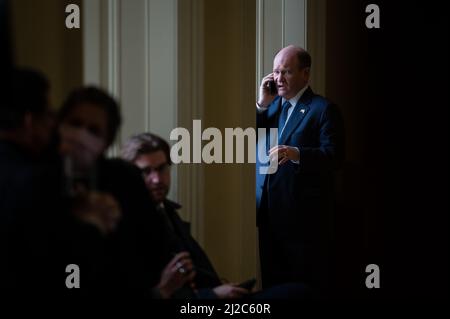 Washington, USA. 31. März 2022. Senator Chris Coons (D-DE) telefoniert am Donnerstag, den 31. März, im US-Kapitol in Washington, DC, 2022. (Graeme Sloan/Sipa USA) Quelle: SIPA USA/Alamy Live News Stockfoto