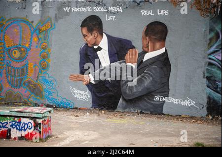 30.03.2022, Berlin, Deutschland, Europa - Graffiti der Künstlerin EME Freethinker auf einem Mauerabschnitt im Berliner Mauerpark in Prenzlauer Berg. Stockfoto