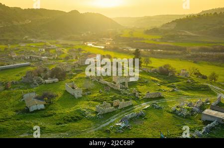 Verlassenes Dorf Souskiou im Paphos-Distrikt, Zypern. Luftlandschaft bei Sonnenuntergang Stockfoto