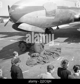 Taufe der KLM DC 4 Skymaster Rotterdam am Flughafen Schiphol. Der erste Einsatzflug der Rotterdam wurde vom Kapitän Evert van Dijk von Amsterdam nach New York um den 9. Mai 1946 geleitet Stockfoto