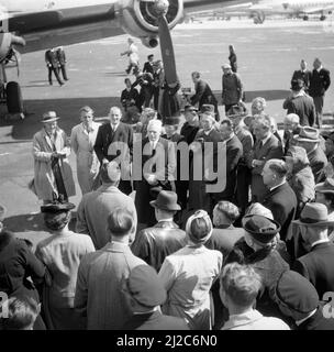 Gäste und Würdenträger bei der Taufe des KLM DC 4 Skymaster Rotterdam am Flughafen Schiphol. Der erste Einsatzflug der Rotterdam wurde vom Kapitän Evert van Dijk von Amsterdam nach New York um den 9. Mai 1946 geleitet Stockfoto