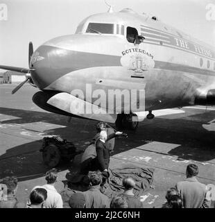 Taufe der KLM DC 4 Skymaster Rotterdam am Flughafen Schiphol. Der erste Einsatzflug der Rotterdam wurde vom Kapitän Evert van Dijk von Amsterdam nach New York um den 9. Mai 1946 geleitet Stockfoto