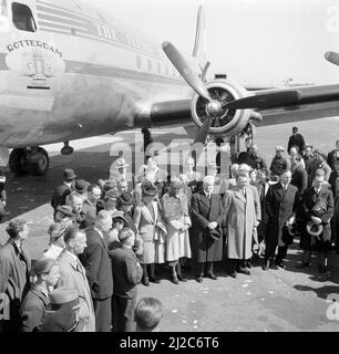 Gäste und Würdenträger bei der Taufe des KLM DC 4 Skymaster Rotterdam am Flughafen Schiphol. Der erste Einsatzflug der Rotterdam wurde vom Kapitän Evert van Dijk von Amsterdam nach New York um den 9. Mai 1946 geleitet Stockfoto