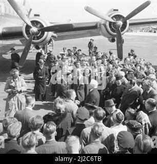 Gäste und Würdenträger bei der Taufe des KLM DC 4 Skymaster Rotterdam am Flughafen Schiphol. Der erste Einsatzflug der Rotterdam wurde vom Kapitän Evert van Dijk von Amsterdam nach New York um den 9. Mai 1946 geleitet Stockfoto