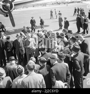 Würdenträger und Gäste bei der Taufe der Douglas DC 4 Skymaster PH-TAR Rotterdam am Flughafen Schiphol ca.: 9. Mai 1946 Stockfoto