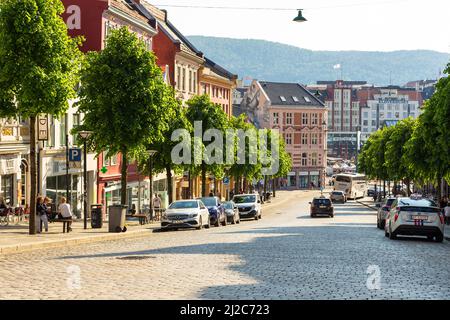 Bergen, Norwegen - 28. Mai 2018: Farbenfrohes Gebäude im Zentrum der Stadt. Geschäfte und Restaurants. Stockfoto