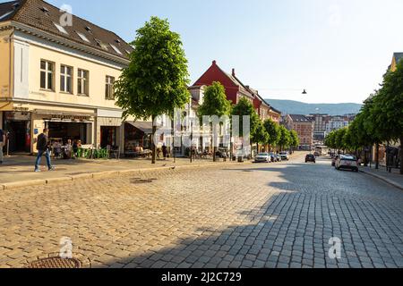 Bergen, Norwegen - 28. Mai 2018: Farbenfrohes Gebäude im Zentrum der Stadt. Geschäfte und Restaurants. Stockfoto