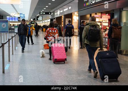 Zürich, Schweiz - 17.02.2022, Passagiere am Flughafen Zürich. Erster Tag der Beendigung der Corona pandemie. Stockfoto