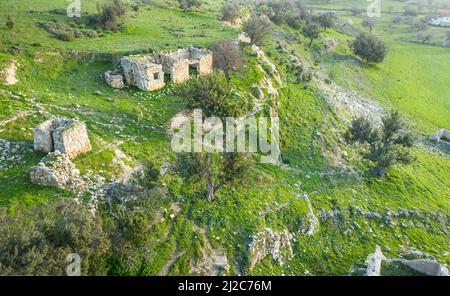 Ruinen eines traditionellen Steingebäudes am Hang eines Hügels. Landflucht in Zypern Stockfoto