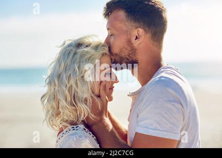 Ich liebe dich, bis das Meer trocken läuft. Eine kurze Aufnahme eines liebevollen Paares, das den Tag am Strand verbringt. Stockfoto