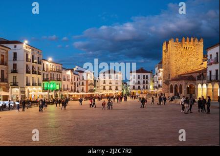 Caceres, Spanien - 5. März 2022: Touristen besuchen den Hauptplatz in der Altstadt von Caceres . Stockfoto