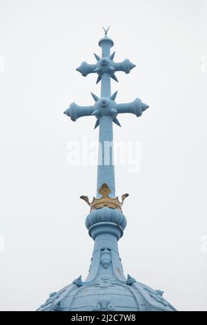 Kreuz der Kirche der Heiligen Elisabeth (Kostol svätej Alžbety) allgemein bekannt als die Blaue Kirche (Modrý kostolík) in Bratislava, Slowakei. Die vom ungarischen Architekten Ödön Lechner entworfene Kirche wurde zwischen 1909 und 1913 im ungarischen sezessionistischen Stil erbaut. Stockfoto