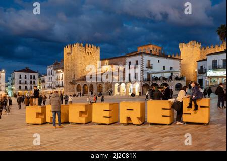 Caceres, Spanien - 5. März 2022: Touristen besuchen den Hauptplatz in der Altstadt von Caceres . Stockfoto