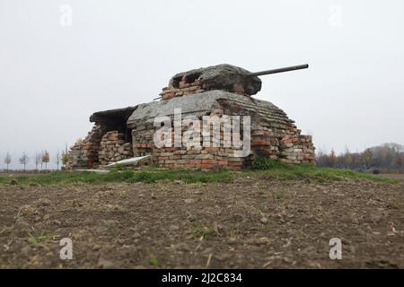 Ziegelmodell eines Panzers an der Grenze zwischen der Slowakei und Österreich im Bezirk Petržalka in Bratislava, Slowakei. Die Ursprünge des Ziegelmodells sind unklar. Nach einer der Versionen wurde das Modell 1933 als Teil der tschechoslowakischen Grenzbefestigungen an der tschechoslowakischen Grenze gebaut. Nach einer anderen Version wurde das Modell von Nazi-deutschen Truppen konstruiert und als Trainingsziel verwendet. Der nächsten Version zufolge wurde das Modell von den Deutschen gebaut, um die Truppen der Roten Armee in den letzten Tagen des Zweiten Weltkriegs im Frühjahr 1945 zu verwirren und einzuschüchtern. Stockfoto