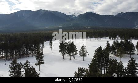 Landschaft mit Pirin Mountains, DJI Fly, Bansko Skigebiet, Bulgarien, Schnee Berge Landschaft Stockfoto