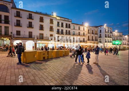 Caceres, Spanien - 5. März 2022: Touristen besuchen den Hauptplatz in der Altstadt von Caceres . Stockfoto