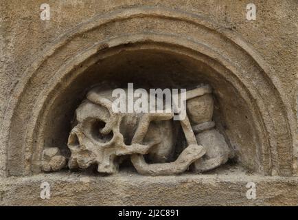 Hunan-Schädel und Sanduhr auf dem Grabstein des slowakischen Sprachforschers und Indologs Štefan Ján Tamaško (1801-1881) auf dem Kozia Brána Friedhof (Cintorín Kozia brána) in Bratislava, Slowakei. Stockfoto