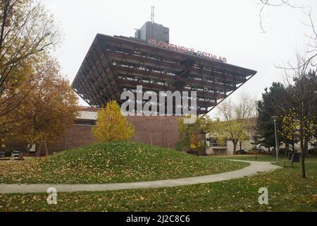 Slowakisches Rundfunkgebäude (Slovenský rozhlas), das von den slowakischen Architekten der Moderne Štefan Svetko, Štefan Ďurkovič und Barnabáš Kissling (1967-1983) in Bratislava, Slowakei, entworfen wurde. Stockfoto