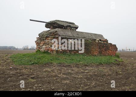 Ziegelmodell eines Panzers an der Grenze zwischen der Slowakei und Österreich im Bezirk Petržalka in Bratislava, Slowakei. Die Ursprünge des Ziegelmodells sind unklar. Nach einer der Versionen wurde das Modell 1933 als Teil der tschechoslowakischen Grenzbefestigungen an der tschechoslowakischen Grenze gebaut. Nach einer anderen Version wurde das Modell von Nazi-deutschen Truppen konstruiert und als Trainingsziel verwendet. Der nächsten Version zufolge wurde das Modell von den Deutschen gebaut, um die Truppen der Roten Armee in den letzten Tagen des Zweiten Weltkriegs im Frühjahr 1945 zu verwirren und einzuschüchtern. Stockfoto