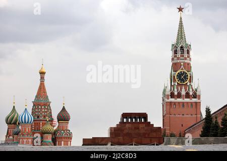 Blick auf den Roten Platz in Moskau, Kuppeln der Basilius-Kathedrale und das Lenin-Mausoleum. Leere Straßen in der russischen Hauptstadt Stockfoto