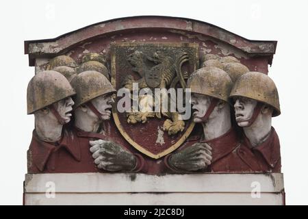 Tschechoslowakische Soldaten und das Wappen der Tschechoslowakei auf dem Relief des slowakischen modernistischen Bildhauers Ladislav Majerský aus dem Jahr 1930s auf dem Gebäude auf dem Kollárovo-Platz (Kollárovo námestie) in Bratislava, Slowakei. Stockfoto