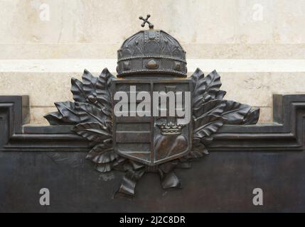 Das bronzene Wappen Ungarns wird von der Heiligen Krone des Heiligen Stephanus geziert, die auf dem Denkmal für die im Ersten Weltkrieg gefallenen Ungarn in der ungarischen Stadt Vác abgebildet ist. Stockfoto