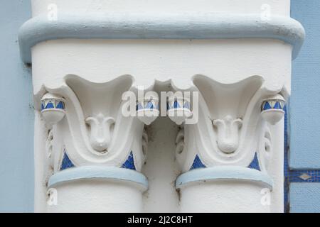 Die doppelte Hauptstadt der Kirche der Heiligen Elisabeth (Kostol svätej Alžbety), die gemeinhin als Blaue Kirche (Modrý kostolík) in Bratislava, Slowakei bekannt ist. Die vom ungarischen Architekten Ödön Lechner entworfene Kirche wurde zwischen 1909 und 1913 im ungarischen sezessionistischen Stil erbaut. Stockfoto