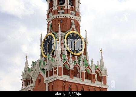 Kremlturm mit Glockenspiel auf dem Roten Platz in Moskau. Uhr auf dem Spasskaya-Turm, Symbol der russischen Behörden Stockfoto
