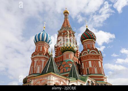 St. Basil's Cathedral gegen den blauen Himmel und weiße Wolken. Russisches Touristenziel auf dem Roten Platz in Moskau Stockfoto