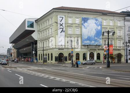 Slowakische Nationalgalerie (Slovenská národná galéria) in Bratislava, Slowakei. Der Esterházy Palast (Esterházyho palác) ist im Vordergrund zu sehen. Links im Hintergrund ist der moderne, vom slowakischen Architekten Vladimír Dedeček entworfene und zwischen 1974 und 1980 erbaute Anbau zu sehen. Stockfoto