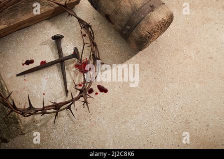 Kreuzigung Von Jesus Christus. Holzkreuz mit Nägeln und Dornenkrone auf steinernen Hintergrund Stockfoto