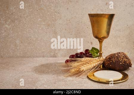 Osterkommunion Stillleben mit Kelch aus Wein und Brot Stockfoto