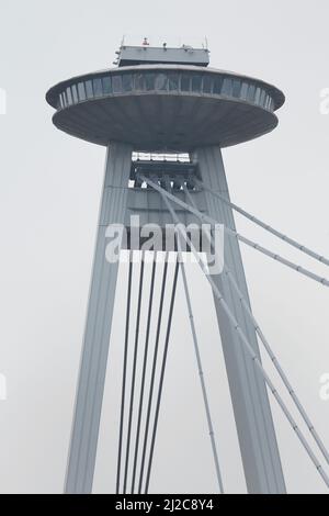 Detail der Brücke des Slowakischen Nationalaufstandes (Most Slovenského národného povstania), auch bekannt als SNP-Brücke (Most SNP) über die Donau, entworfen vom slowakischen modernistischen Architekten Jozef Lacko (1967-1972) in Bratislava, Slowakei. Stockfoto