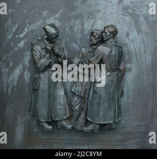 Slowakische Partisanen während des Zweiten Weltkriegs, dargestellt im Bronzerelief des slowakischen Bildhauers Rudolf Pribiš, das an der Haupttür der Gedenkstätte Slavín in Bratislava, Slowakei, angebracht wurde. Das Kriegsdenkmal, das den im Zweiten Weltkrieg gefallenen Soldaten der Roten Armee gewidmet ist, wurde vom slowakischen Architekten Ján Svetlík entworfen und zwischen 1957 und 1960 erbaut. Stockfoto