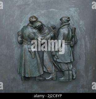 Slowakische Partisanen während des Zweiten Weltkriegs, dargestellt im Bronzerelief des slowakischen Bildhauers Rudolf Pribiš, das an der Haupttür der Gedenkstätte Slavín in Bratislava, Slowakei, angebracht wurde. Das Kriegsdenkmal, das den im Zweiten Weltkrieg gefallenen Soldaten der Roten Armee gewidmet ist, wurde vom slowakischen Architekten Ján Svetlík entworfen und zwischen 1957 und 1960 erbaut. Stockfoto