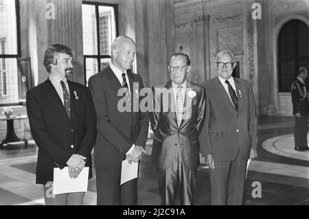 Prinz Bernhard stellt silberne Nelken vor, von links nach rechts. Rien Poortvliet , Jonkheer H. de Jonge van Ellemeet , Prinz Bernhard und Herr Leeflang Ca. 24. Juni 1976 Stockfoto