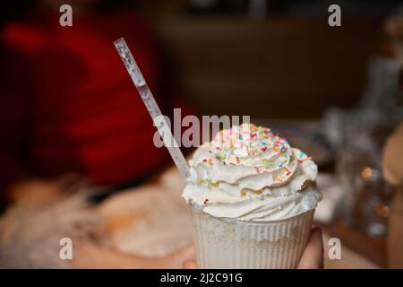 Schokoladensüßes Frosting exreme Milchshake mit Donut und Süßigkeiten. Crazy Freakshake Food Trend. Speicherplatz kopieren Stockfoto