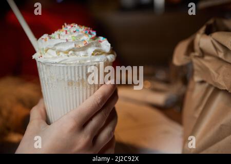 Schokoladensüßes Frosting exreme Milchshake mit Donut und Süßigkeiten. Crazy Freakshake Food Trend. Speicherplatz kopieren Stockfoto