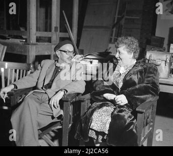 Gerard Rutten über das Set im Gespräch mit einer Schauspielerin ca.: 10. Dezember 1953 Stockfoto