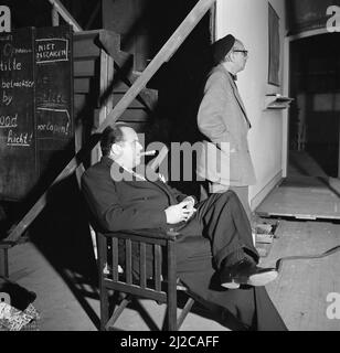 Joop Geesink im Stuhl und Gerard Rutten (r) in einem Filmstudio ca.: 10. Dezember 1953 Stockfoto