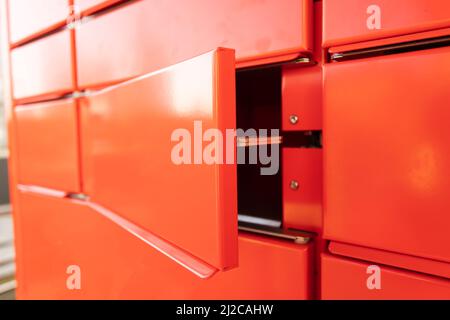 Modernes Postautomatisches Postterminal mit Selbstbedienung Stockfoto