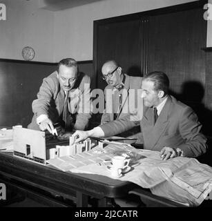 Regisseur Gerard Rutten und Produzent Bobby Roosenboom überprüfen ein Model im Cinetone-Omo Studio Ca. 10. Dezember 1953 Stockfoto